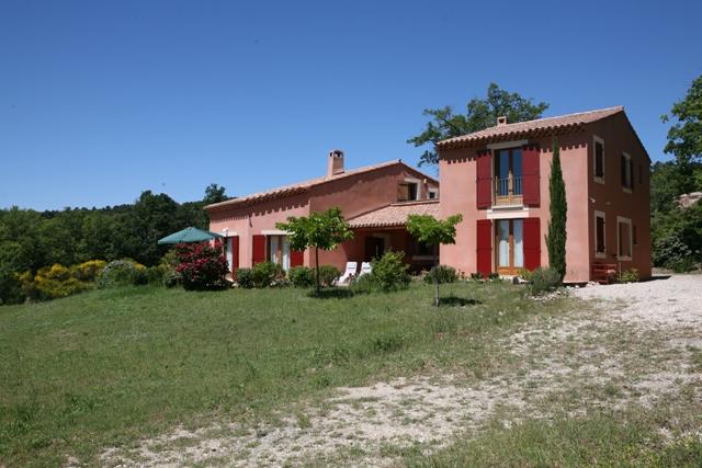 Modern house in the Luberon area for sale with great view over the valley aznd surroundings montains.